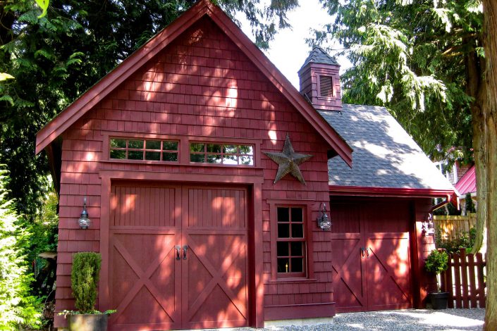 A picture of a Salt Box style home built by Surfside Construction showing the garage.