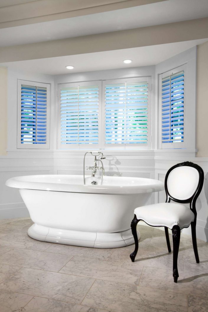 A photo showing the white soaker tub of the country classic home built by surfside construction inc.