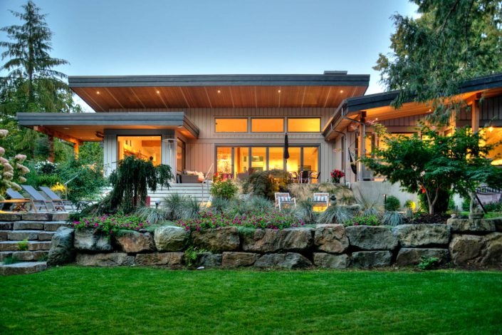 A picture of a contemporary style home built by Surfside Construction showing the back of the home.