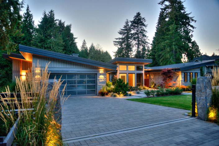 A picture of a contemporary style home built by Surfside Construction showing the front of the home.