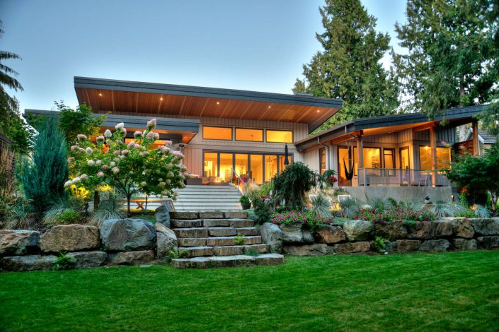 A picture of a contemporary style home built by Surfside Construction showing the back of the home.