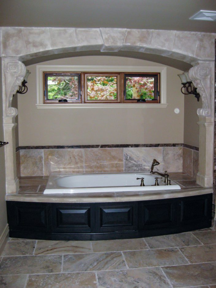 A photo of the sunken bathtub in the crescent bluff ensuite as built by surfside construction inc.