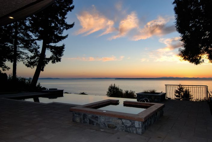 Another photo of the view of the ocean from the infinity pool of the crescent bluff home as built by surfside construction inc.